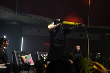 DJタイム中にパフォーマンスするralph。