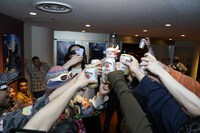 優勝を祝うShowyVICTORと仲間たち。