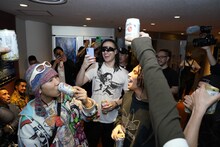 優勝を祝うShowyVICTORと仲間たち。