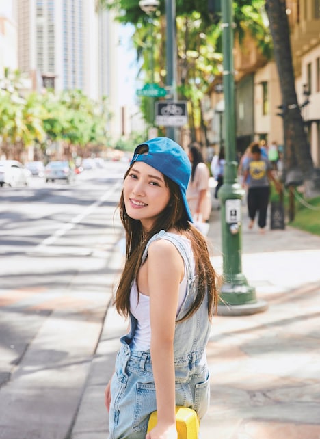 加藤史帆（日向坂46）の1st写真集「#会いたい」通常版裏表紙（撮影：三瓶康友）