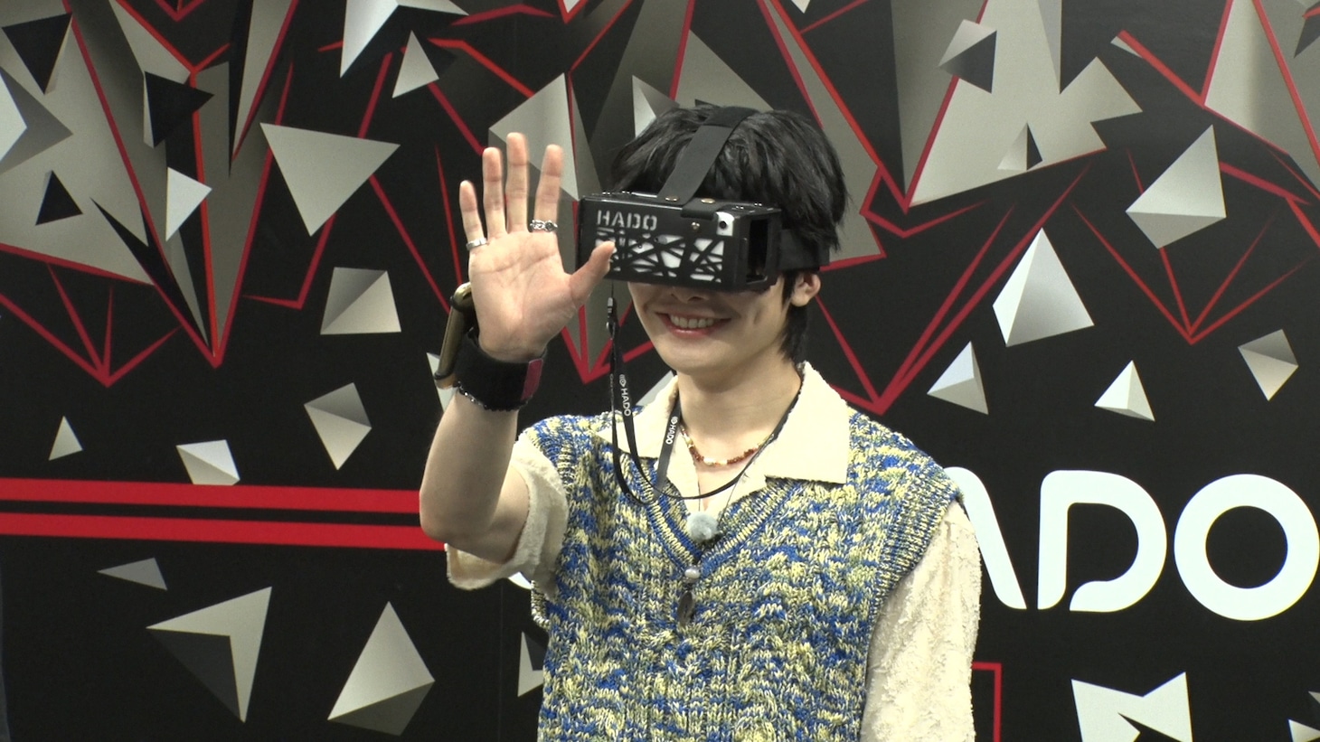 「HADO」を楽しむアイエン。 (c)テレビ朝日