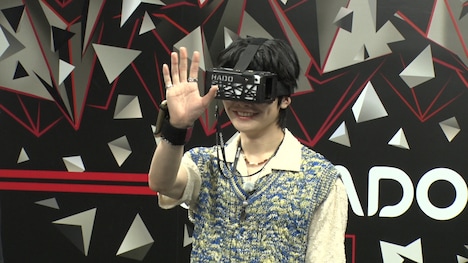 「HADO」を楽しむアイエン。 (c)テレビ朝日