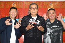 左から長田庄平、松平健、松尾駿。