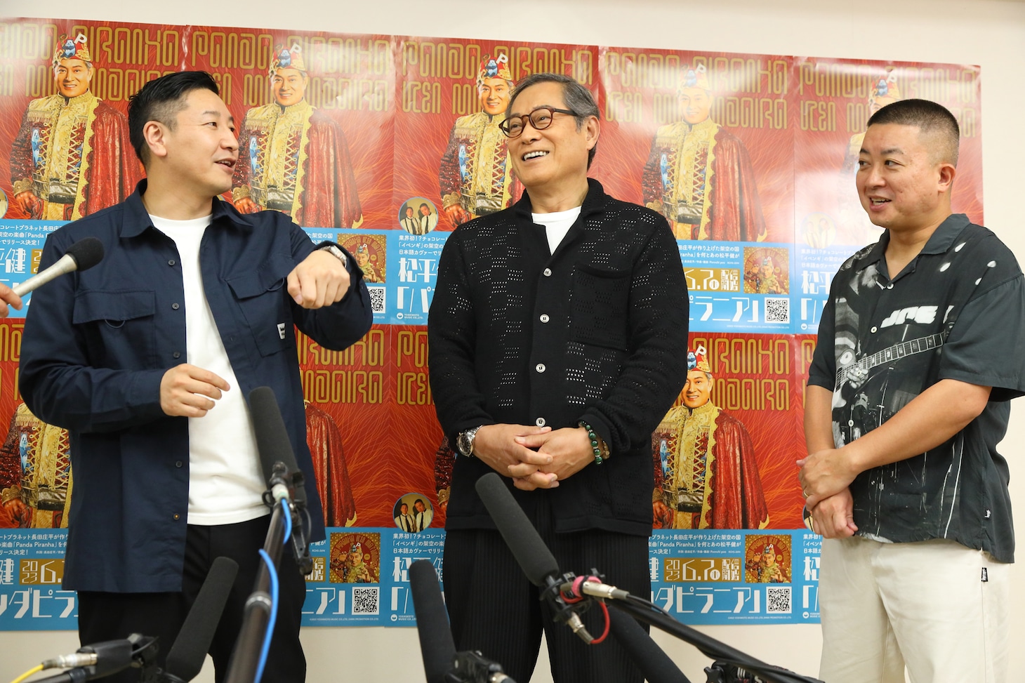 左から長田庄平、松平健、松尾駿。