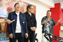 左から長田庄平、松平健、松尾駿。