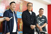 左から長田庄平、松平健、松尾駿。