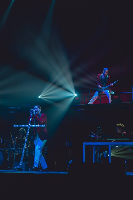 「Ain't Afraid To Die」を披露するEXILE SHOKICHI（左）とEXILE NESMITH。