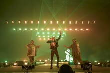 ジャパニーズマゲニーズとJ-REXXXによる「最後の一本」のパフォーマンスの様子。