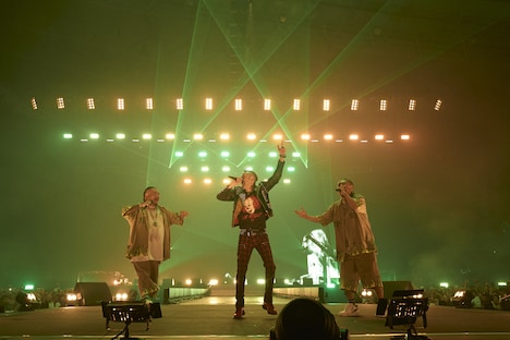 ジャパニーズマゲニーズとJ-REXXXによる「最後の一本」のパフォーマンスの様子。