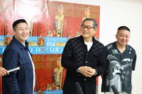 左から長田庄平、松平健、松尾駿。