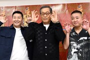 左から長田庄平、松平健、松尾駿。