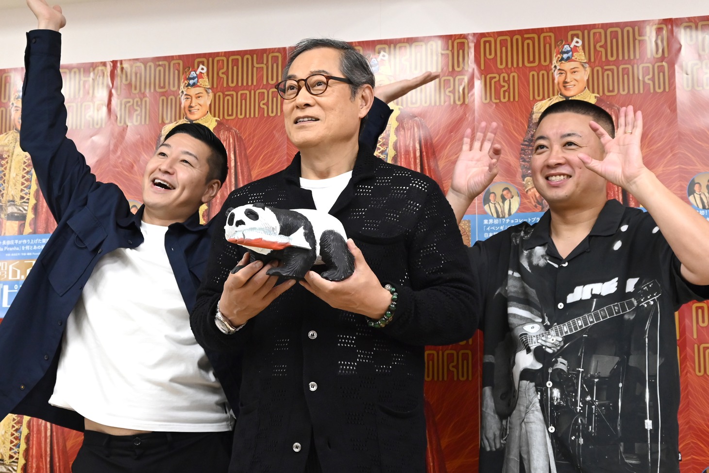 フォトセッションに応じる長田庄平、松平健、松尾駿。