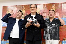 フォトセッションに応じる長田庄平、松平健、松尾駿。