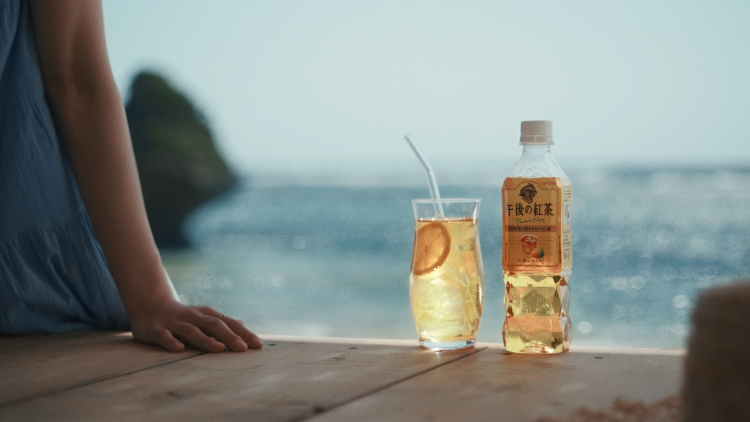 キリン「午後の紅茶」の新CM「あの夏の午後」編より。