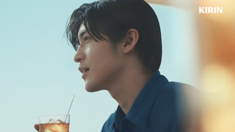 キリン「午後の紅茶」の新CM「夏の午後が長いわけ」編より。