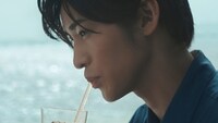キリン「午後の紅茶」の新CM「夏の午後が長いわけ」編より。