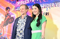 左からセオドール・ミラー、アンミカ。