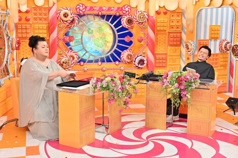 左からマツコ・デラックス、KREVA。(c)TBS