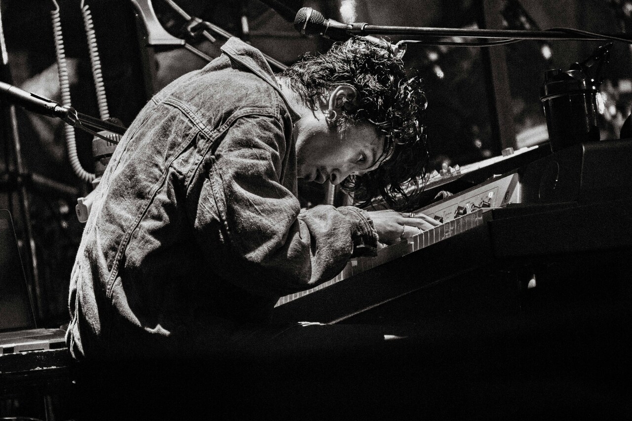 常田大希（Vo, G）（Photo by Ayumu Kosugi） - King Gnu、スタジアム