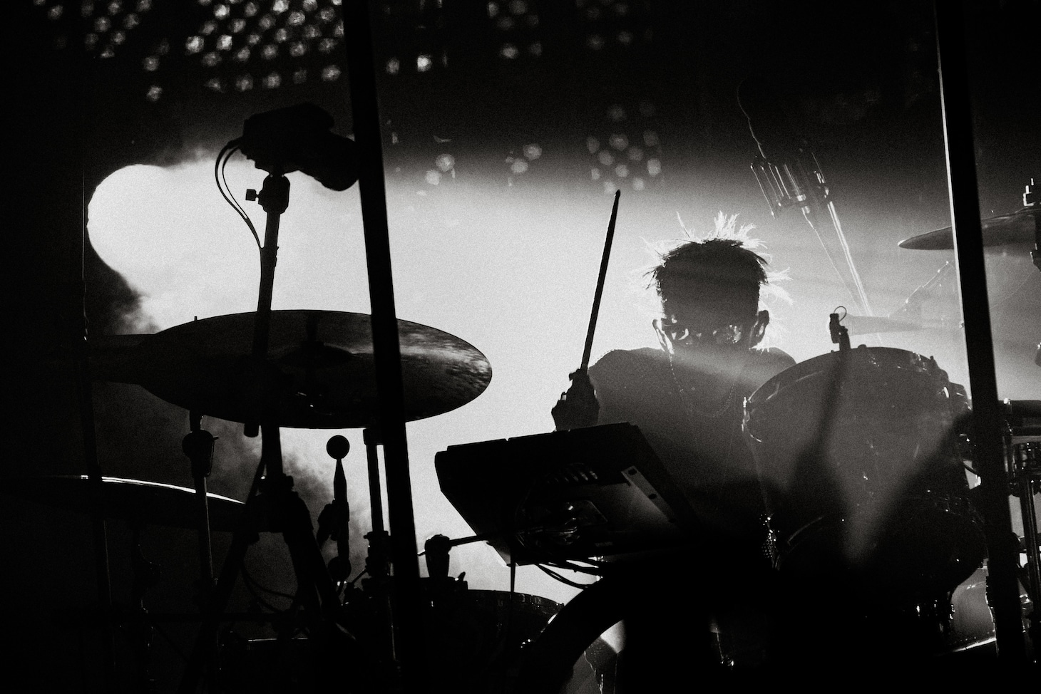 勢喜遊（Dr, Sampler）（Photo by Ayumu Kosugi）