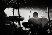 勢喜遊(Dr, Sampler)(Photo by Ayumu Kosugi)