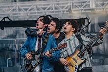 顔を寄せ合い熱唱する常田大希（Vo, G）、井口理（Vo, Key）、新井和輝（B）。（Photo by Kosuke Ito）