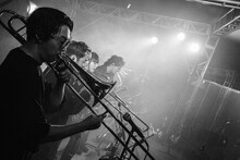 MELRAW率いるホーン隊。（Photo by Kosuke Ito）