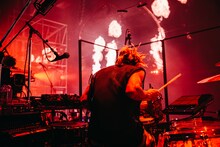 勢喜遊（Dr, Sampler）（Photo by Kosuke Ito）