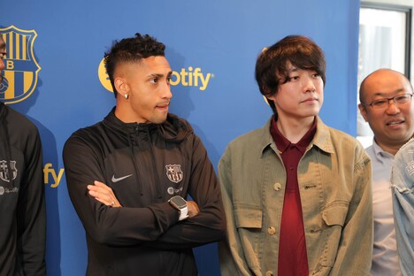 左からFCバルセロナのハファエウ・ジアス・ベローリ選手、山内総一郎（フジファブリック）。