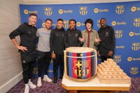 山内総一郎（フジファブリック）とFCバルセロナの選手。