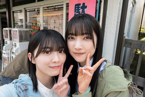 「アクトレス 公式メモリアルブック」より、左から森田ひかる（櫻坂46）、大園玲（櫻坂46）。