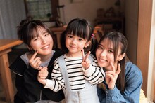「アクトレス 公式メモリアルブック」より、左から早川聖来（乃木坂46）、秋山加奈、小林由依（櫻坂46）。