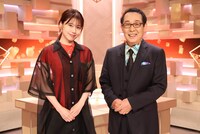 左から有村架純、さだまさし。(c)フジテレビ