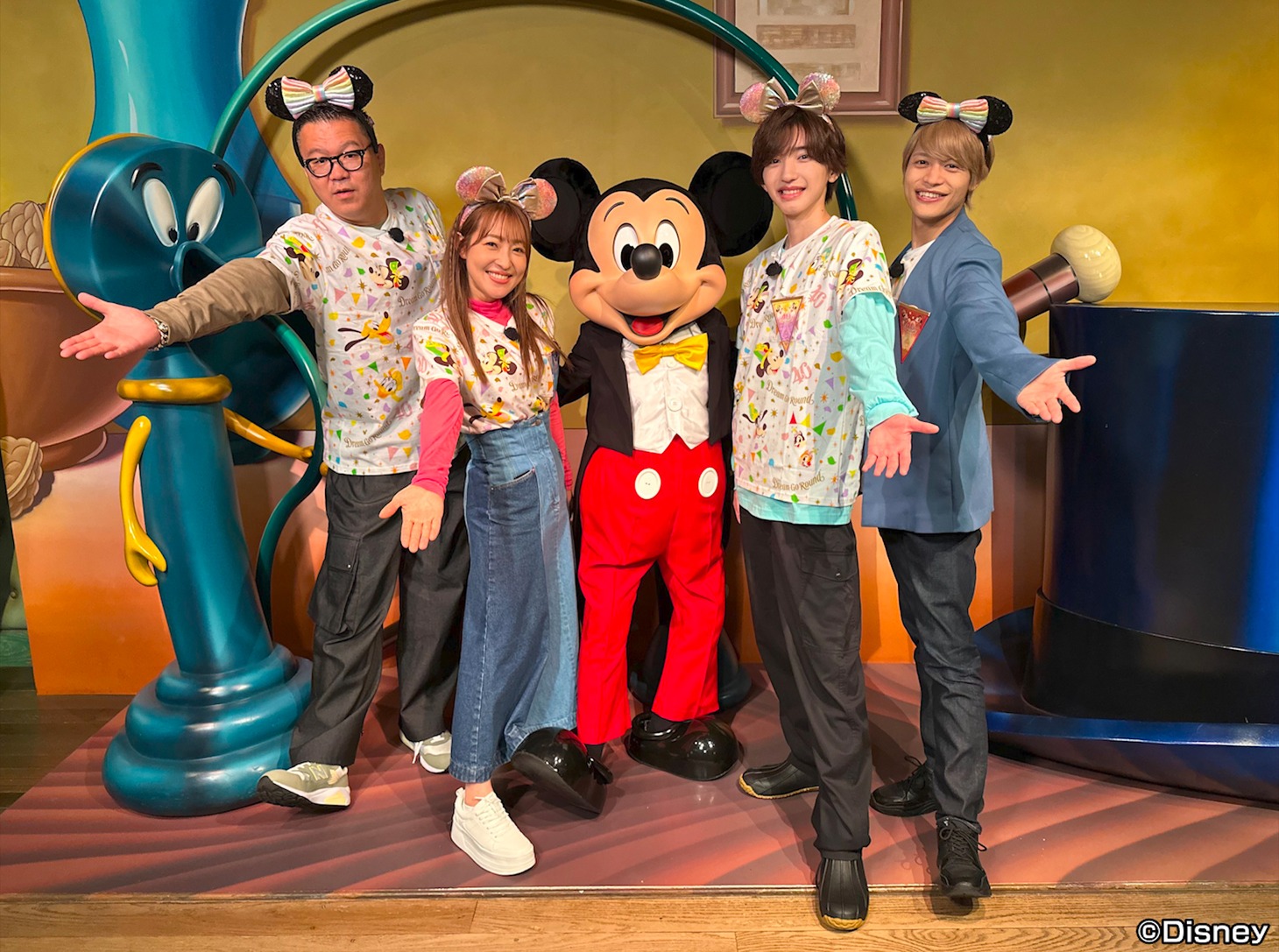 左から長谷川忍（シソンヌ）、大沢あかね、ミッキーマウス、道枝駿佑（なにわ男子）、中間淳太（ジャニーズWEST）。