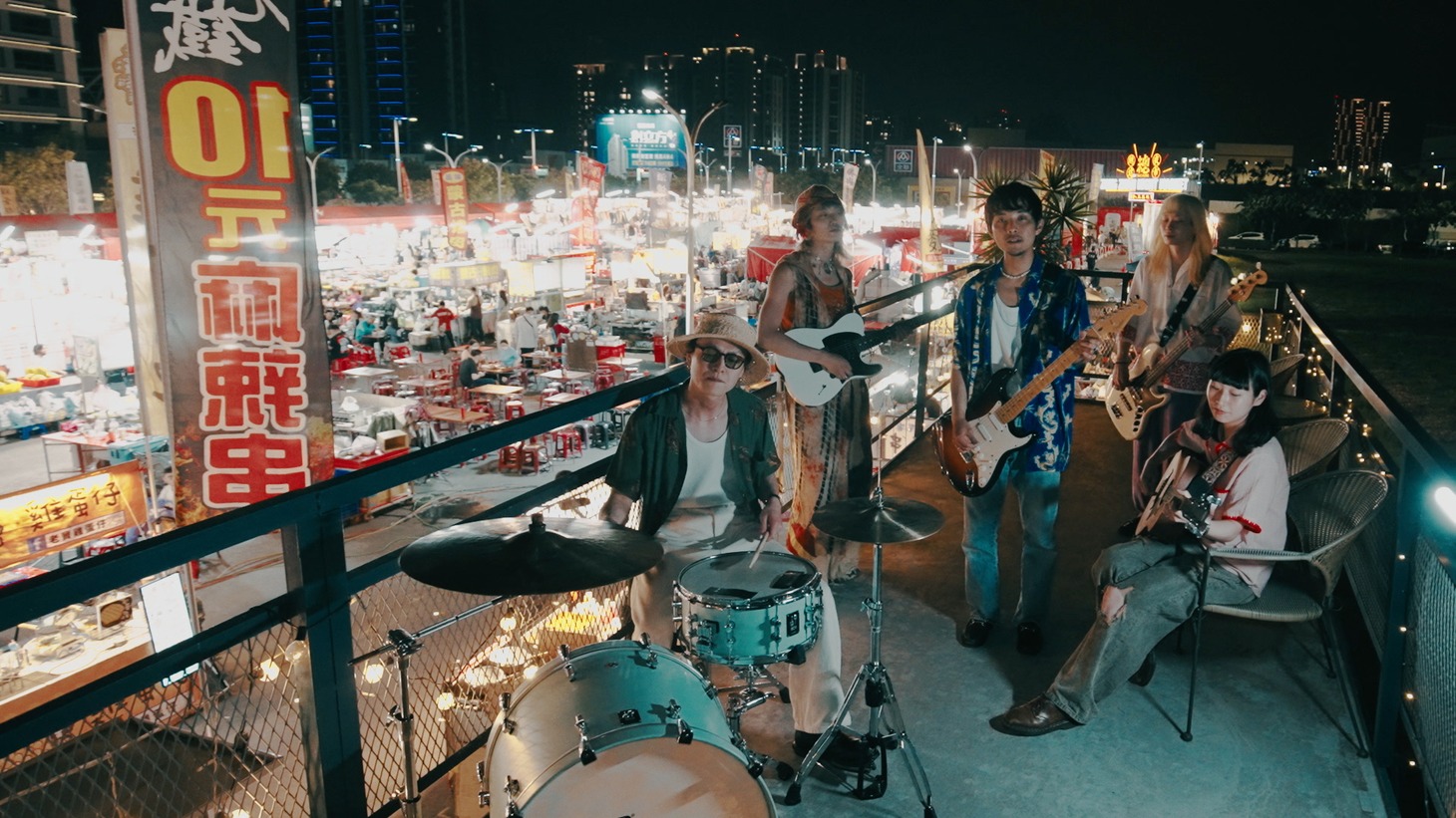 Cody・Lee(李)「在夜市再見 feat. タブゾンビ（SOIL&"PIMP"SESSIONS）」ミュージックビデオより。右端が尾崎リノ。