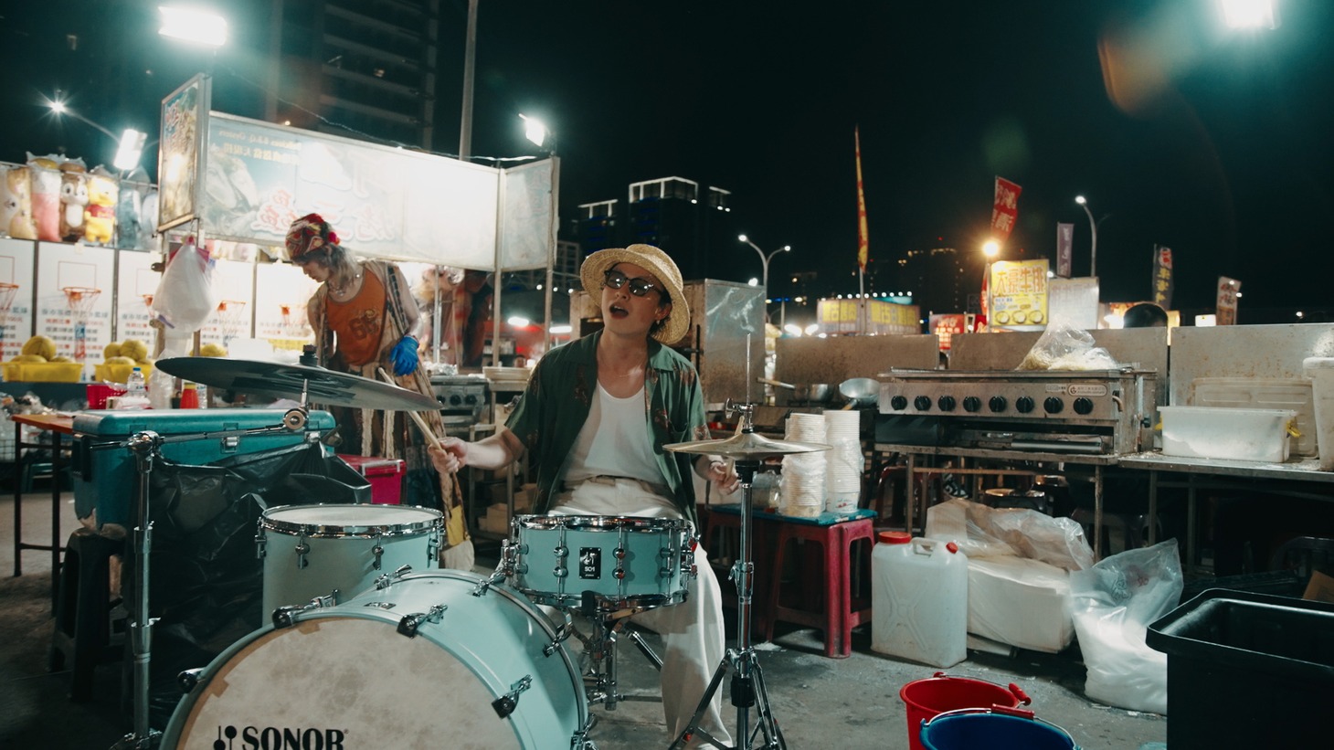 Cody・Lee(李)「在夜市再見 feat. タブゾンビ（SOIL&"PIMP"SESSIONS）」ミュージックビデオより。