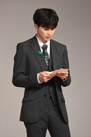 ネタ帳を確認するタクヤ。