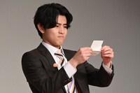 ネタ帳を確認するハル。