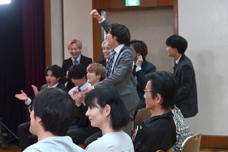 盛り上がるメンバー。