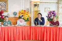 左から泉ピン子、あの、盛山晋太郎、小芝風花。 (c)日本テレビ