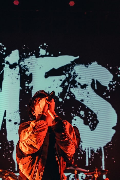 MY FIRST STORYのHiro（Vo）。（Photo by Taka"nekoze photo”）