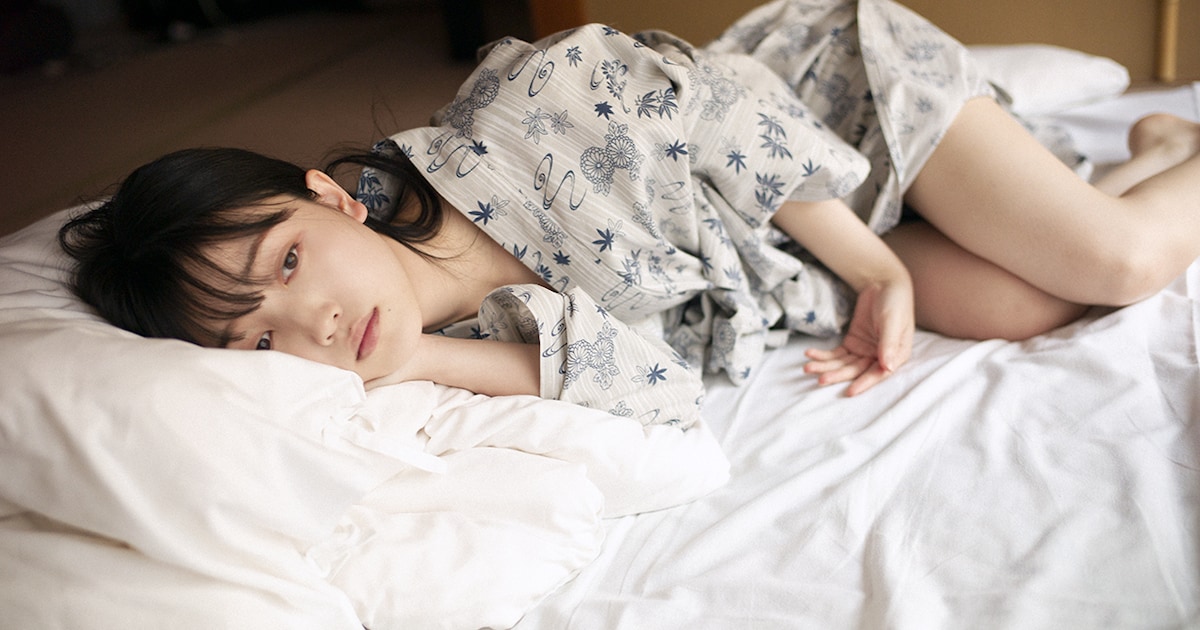 乃木坂46久保史緒里、1st写真集より“寝起きでほぼすっぴん”の浴衣姿を 