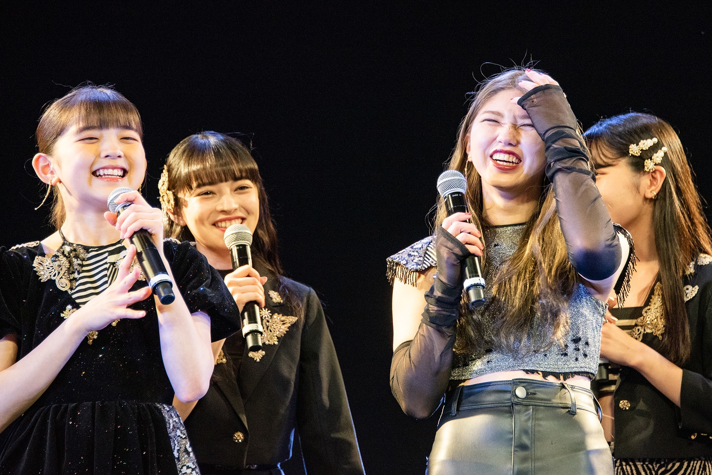 アンジュルム囲み取材の様子。