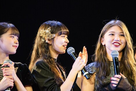 左から松本わかな、上國料萌衣、竹内朱莉。