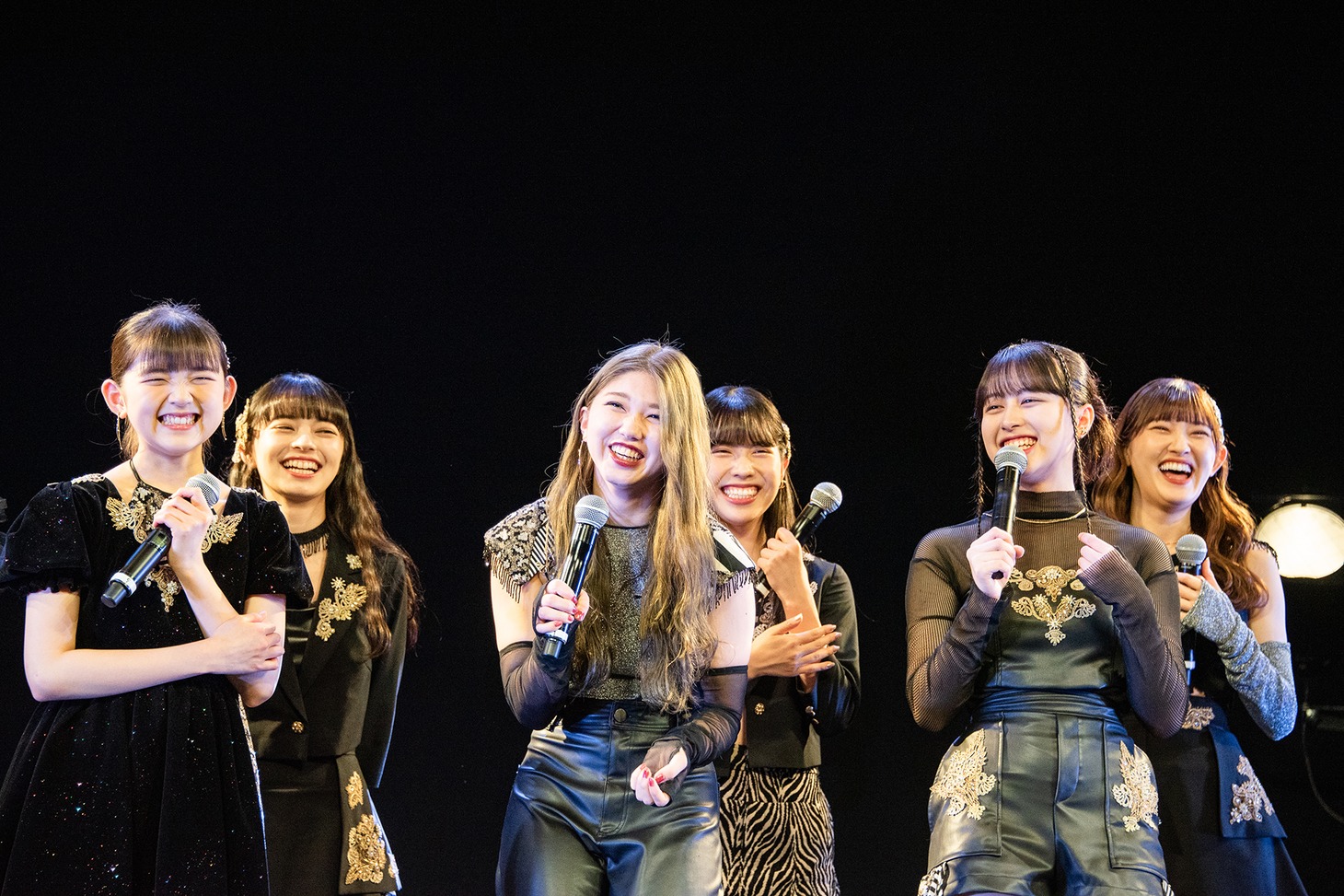 アンジュルム囲み取材の様子。