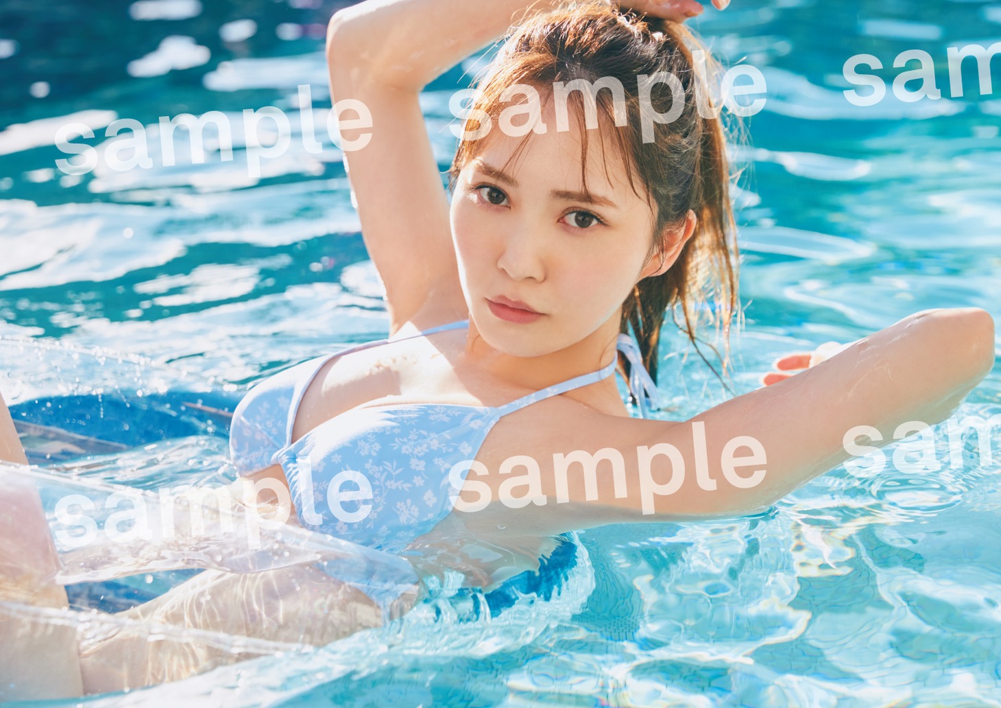 加藤史帆（日向坂46）の1st写真集「#会いたい」HMV&BOOKSの3店舗限定「折り目なしポスター（B3）」サンプル。（撮影：三瓶康友）