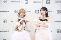 姉妹ゲンカのエピソードを語る戦慄かなの（左）と頓知気さきな（右）。