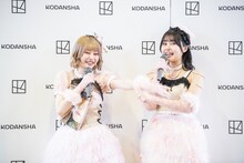 姉妹ゲンカのエピソードを語る戦慄かなの（左）と頓知気さきな（右）。