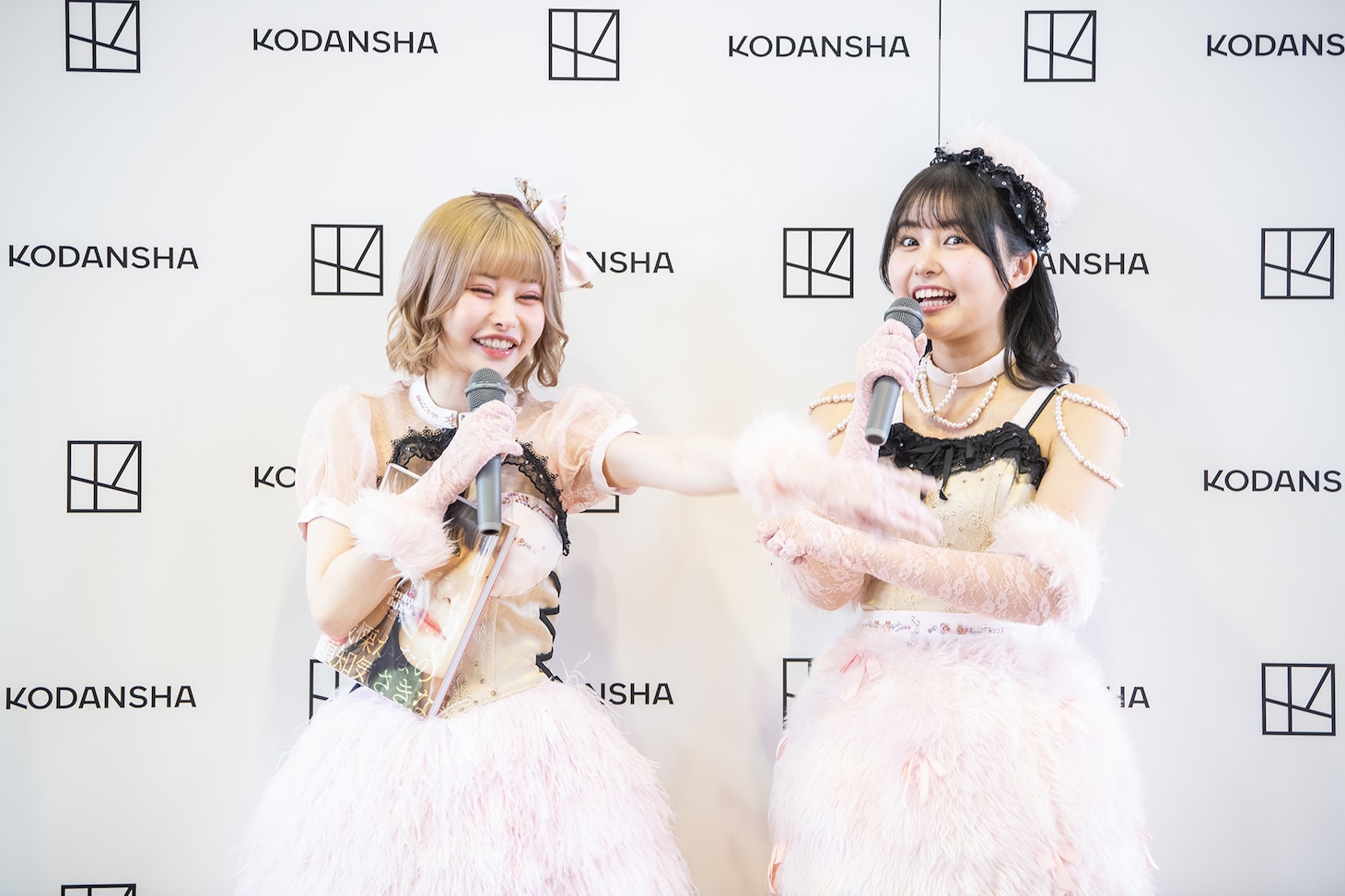 姉妹ゲンカのエピソードを語る戦慄かなの（左）と頓知気さきな（右）。