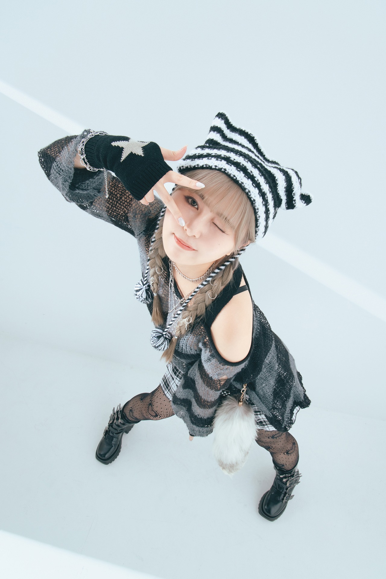 「戦慄かなの×頓知気さきな femme fatale ビジュアルブック」掲載カット (c)KODANSHA